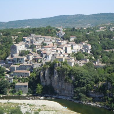 L'un des plus beaux village de France est à 25 minutes de route, entre Vogue et Vallon Pont d'Arc
