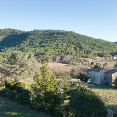 vue balcon maison de vacances avec piscine en sud Ardèche